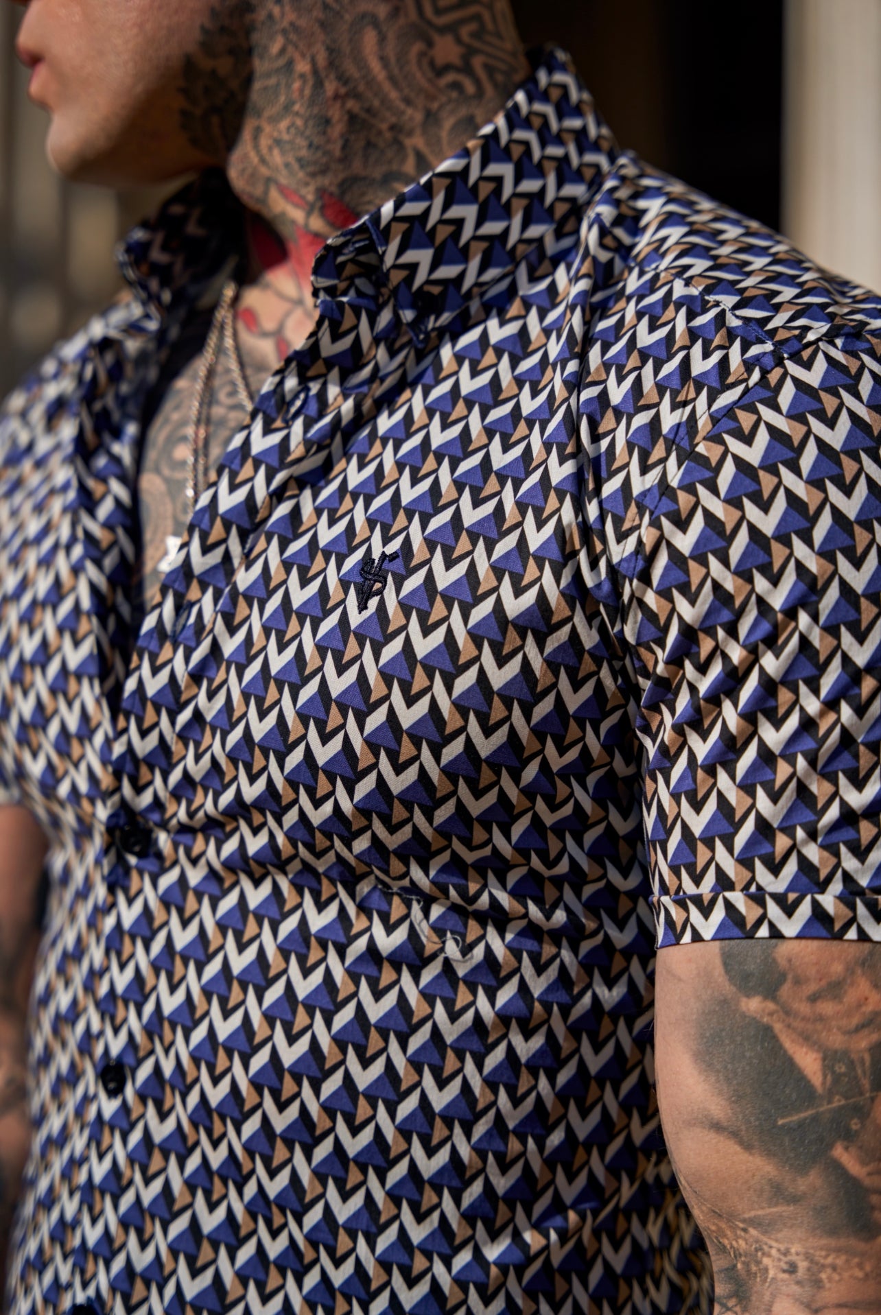 Super Slim Stretch Blue / Beige Chevron Print Short Sleeve with Button Down Collar - FS903