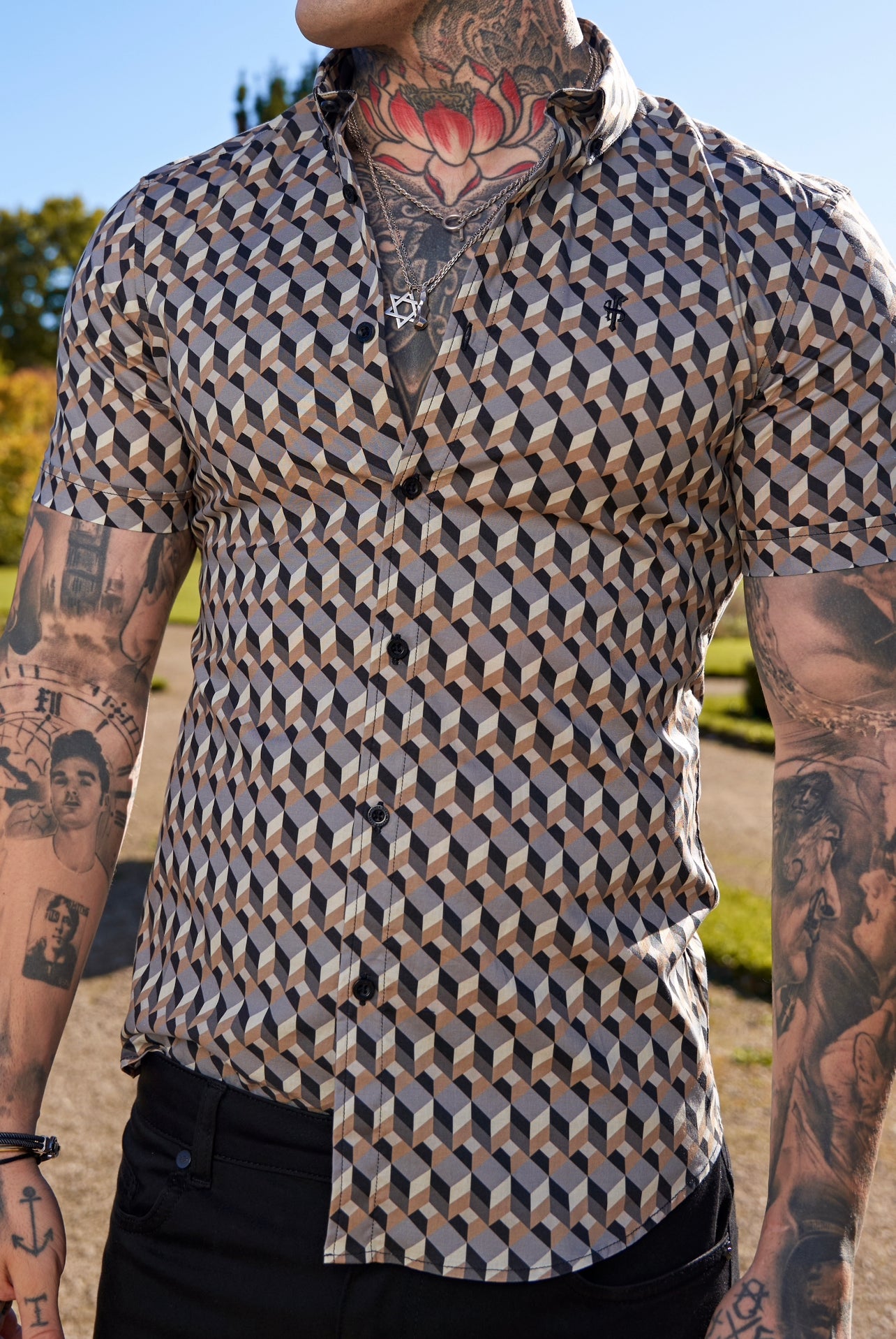 Super Slim Stretch Grey / Beige Chevron Print Short Sleeve with Button Down Collar - FS905
