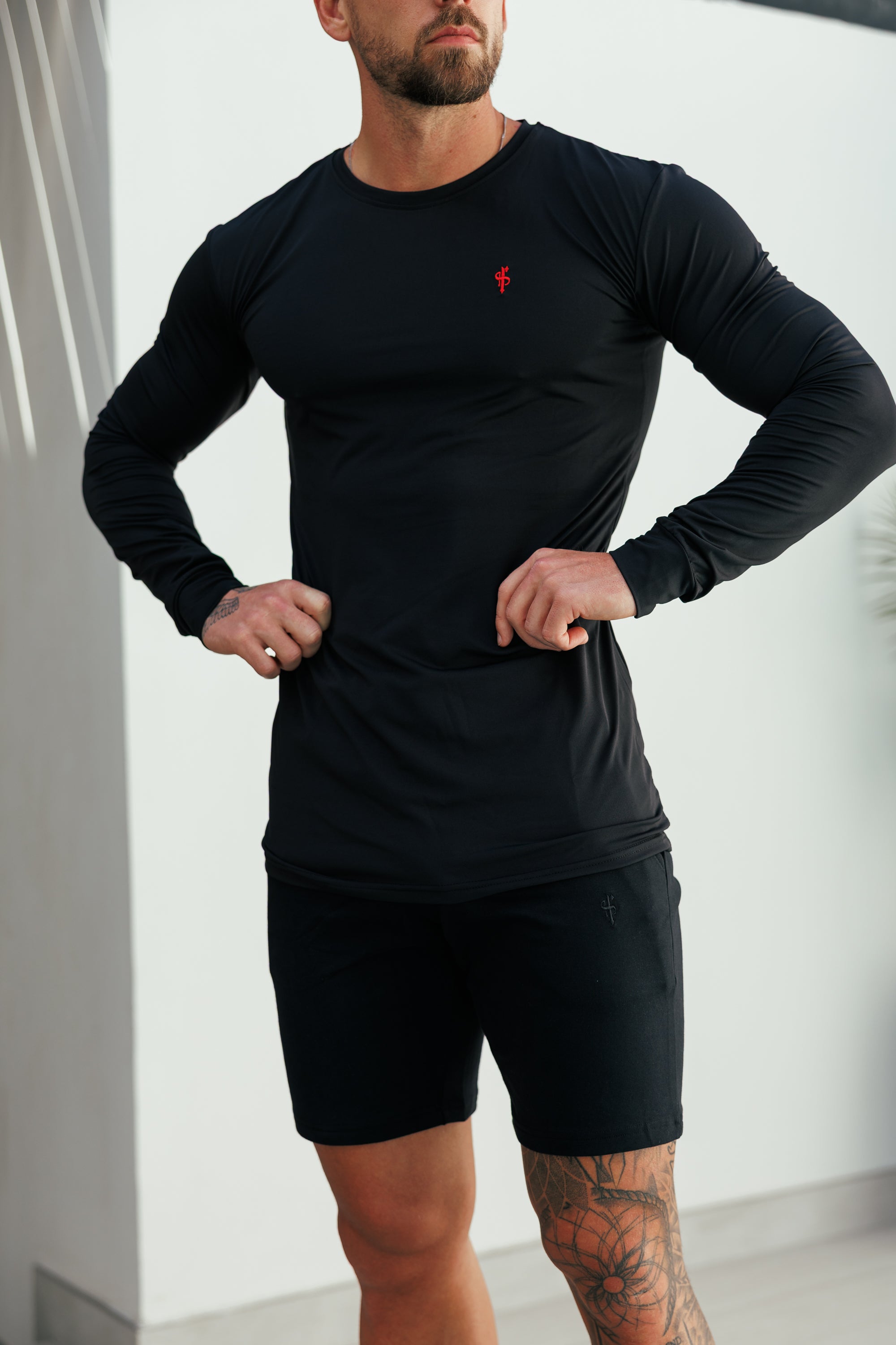 Muscle Fit Long Sleeve Black / Red Gym Crew Top - FSH1440