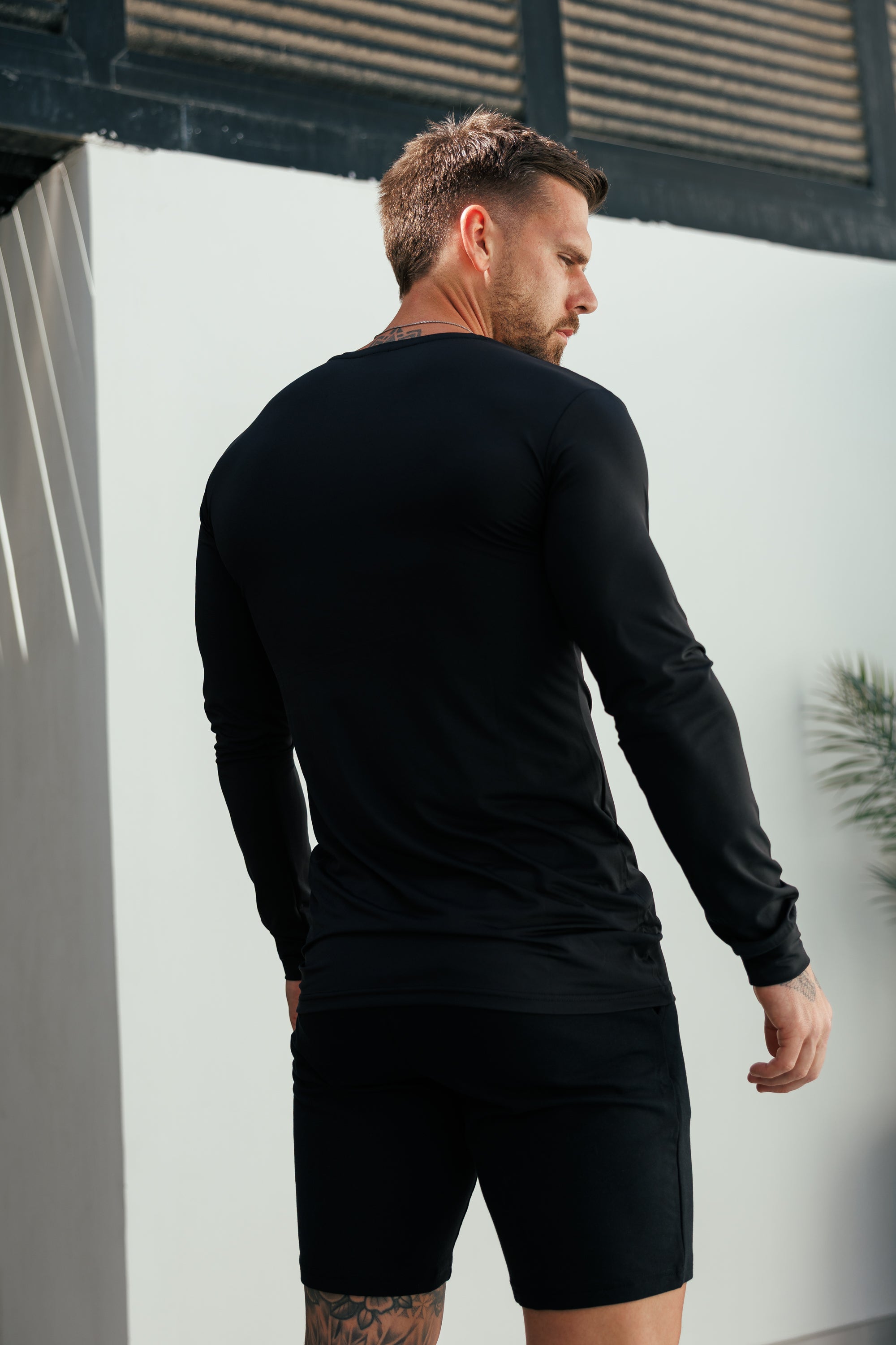 Muscle Fit Long Sleeve Black / Red Gym Crew Top - FSH1440