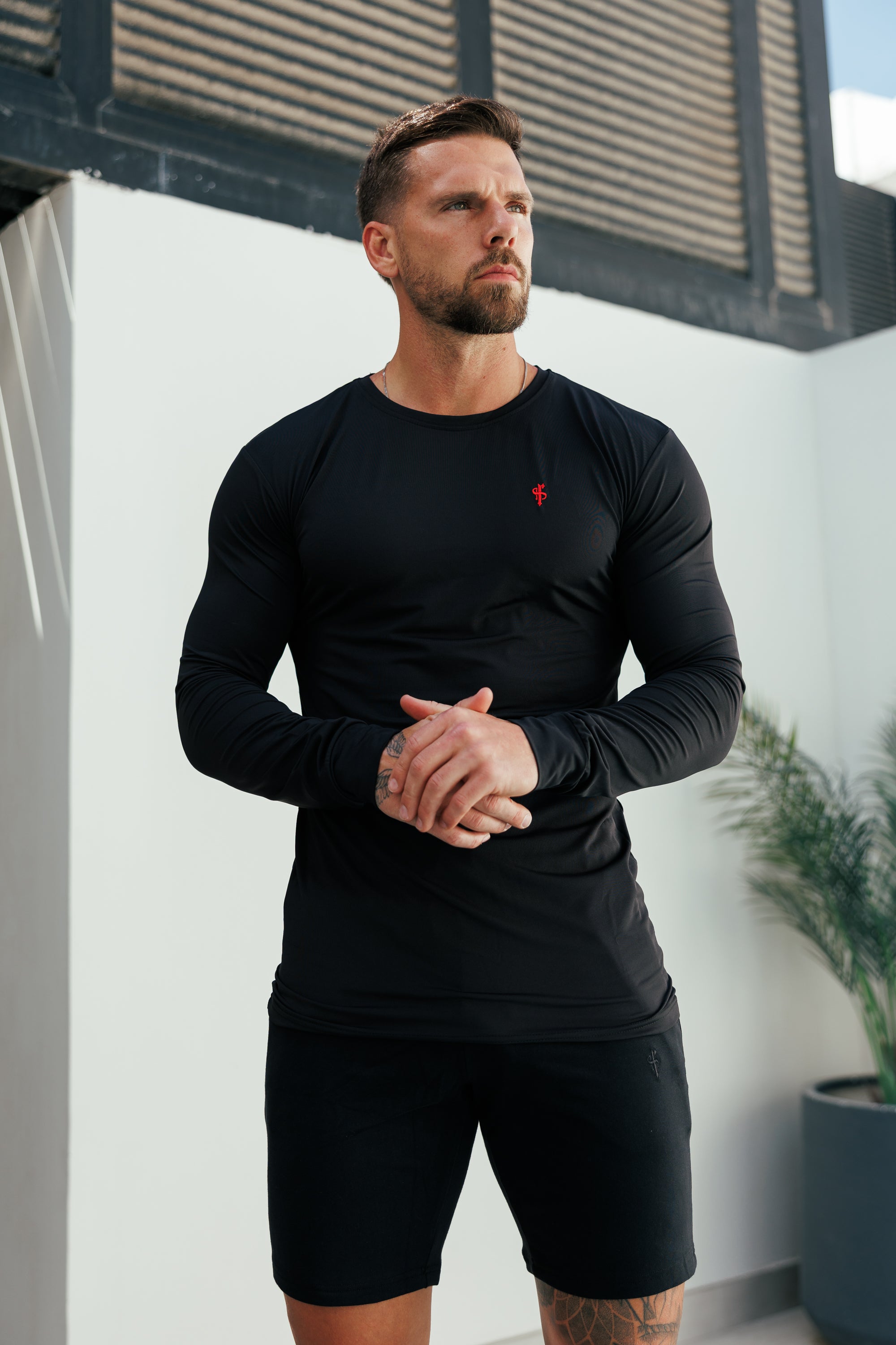 Muscle Fit Long Sleeve Black / Red Gym Crew Top - FSH1440