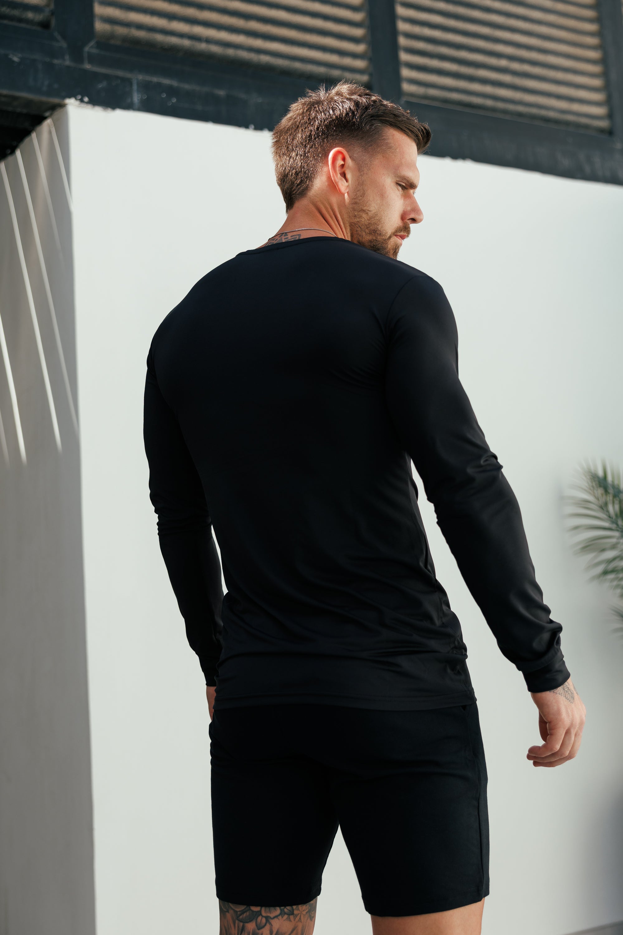 Muscle Fit Long Sleeve Black / Red Gym Crew Top - FSH1440